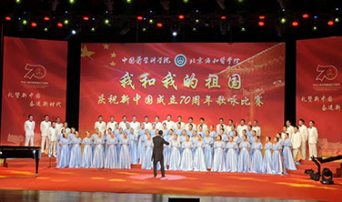 东田造型学校师生用笔刷助力歌咏比赛，歌声嘹亮庆祝新中国成立70周年